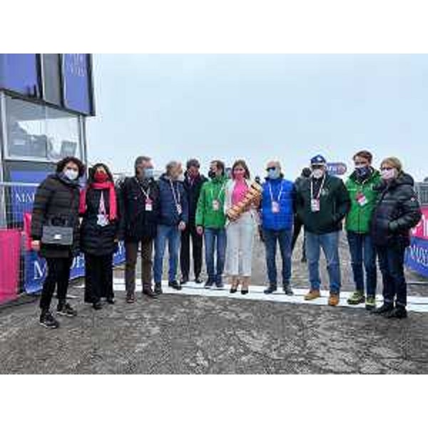 Il governatore Fedriga, il vice Riccardi e l'assessore Pizzimenti con il Trofeo senza fine che verrà consegnato al vincitore del Gro al termine dellultima tappa - Il governatore Fedriga, il vice Riccardi e l'assessore Pizzimenti con il Trofeo senza fine che verrà consegnato al vincitore del Gro al termine dellultima tappa