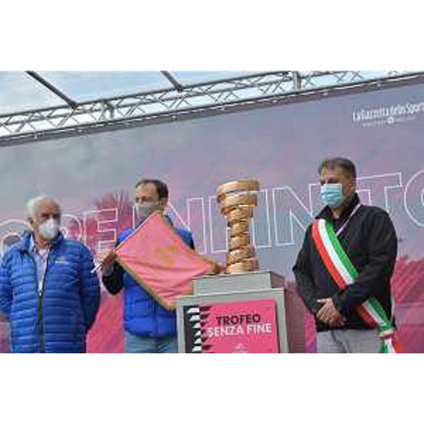 Il governatore della Regione Massimiliano Fedriga insieme al sindsco di Grado Dario Raugna e il patron delle tappe del Giro in Friul Venezia Giulia Enzo Cainero - Il governatore della Regione Massimiliano Fedriga insieme al sindsco di Grado Dario Raugna e il patron delle tappe del Giro in Friul Venezia Giulia Enzo Cainero