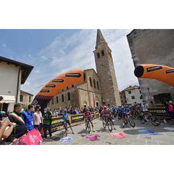 Il governatore della Regione Massimiliano Fedriga alla partenza della 15. tappa del Giro d'Italia da Grado - Il governatore della Regione Massimiliano Fedriga alla partenza della 15. tappa del Giro d'Italia da Grado