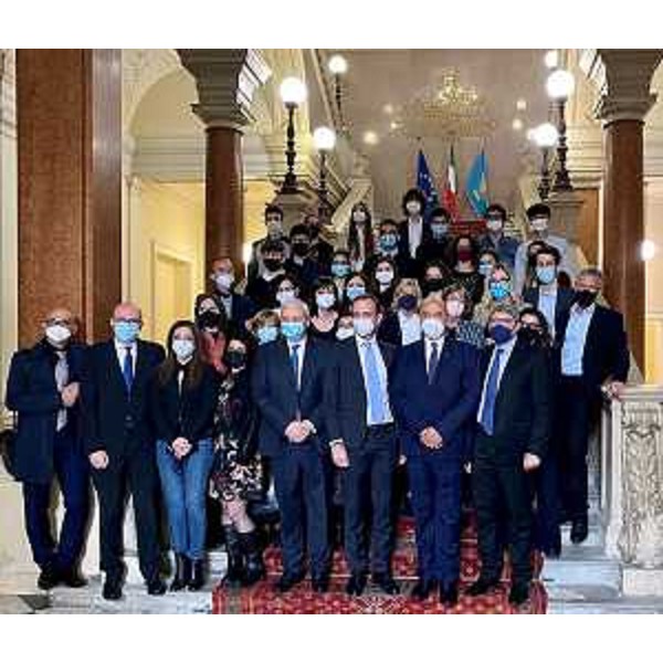 Il governatore Massimiliano Fedriga con i partecipanti al concorso 'Active young citizen for dustainable development in Cei and Aii areas', gli organizzatori dell'iniziativa e le autorità di Trieste. - Il governatore Massimiliano Fedriga con i partecipanti al concorso 'Active young citizen for dustainable development in Cei and Aii areas', gli organizzatori dell'iniziativa e le autorità di Trieste.