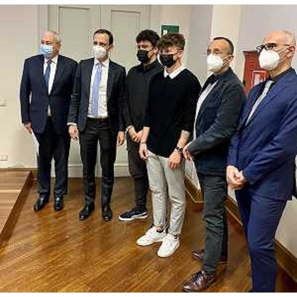 Il governatore Massimiliano Fedriga e il segretario generale della Cei, Roberto Antonione, con i rappresentanti dell'Istituto statale di istruzione superiore Enrico Mattei di Latisana-Lignano Sabbiadoro, vincitore della sezione regionale del concorso 'Active young citizen for dustainable development in Cei and Aii areas' - Il governatore Massimiliano Fedriga e il segretario generale della Cei, Roberto Antonione, con i rappresentanti dell'Istituto statale di istruzione superiore Enrico Mattei di Latisana-Lignano Sabbiadoro, vincitore della sezione regionale del concorso 'Active young citizen for dustainable development in Cei and Aii areas'