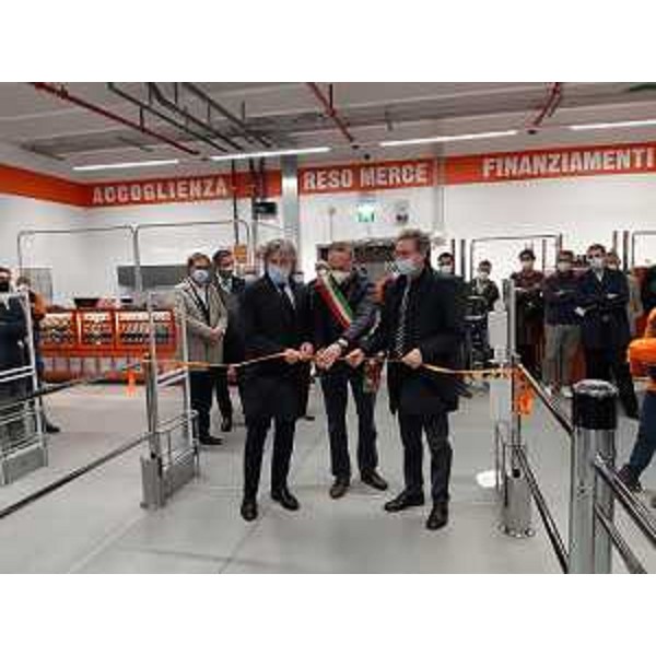 Gli assessori Bini e Pizzimenti allinaugurazione del nuovo punto vendita Bricoman a Reana del Rojale. - Gli assessori Bini e Pizzimenti allinaugurazione del nuovo punto vendita Bricoman a Reana del Rojale.