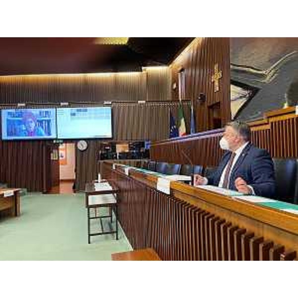 Diego Bernardis (Lega), presidente della V Commissione consiliare, durante l'intervento on line dell'assessore regionale Tiziana Gibelli - Diego Bernardis (Lega), presidente della V Commissione consiliare, durante l'intervento on line dell'assessore regionale Tiziana Gibelli