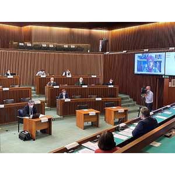 La V Commissione consiliare riunita in aula durante l'intervento on line dell'assessore regionale Tiziana Gibelli - La V Commissione consiliare riunita in aula durante l'intervento on line dell'assessore regionale Tiziana Gibelli