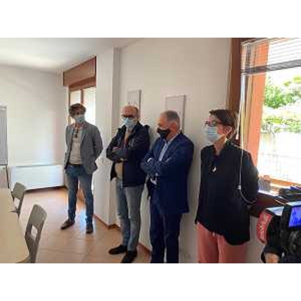 Il vicegovernatore del Friuli Venezia Giulia con delega alla Salute, Riccardo Riccardi, alla presentazione del progetto Stivi, assieme al sindaco di Tavagnacco Moreno Lirutti e agli organizzatori dell'iniziativa. - Il vicegovernatore del Friuli Venezia Giulia con delega alla Salute, Riccardo Riccardi, alla presentazione del progetto Stivi, assieme al sindaco di Tavagnacco Moreno Lirutti e agli organizzatori dell'iniziativa.