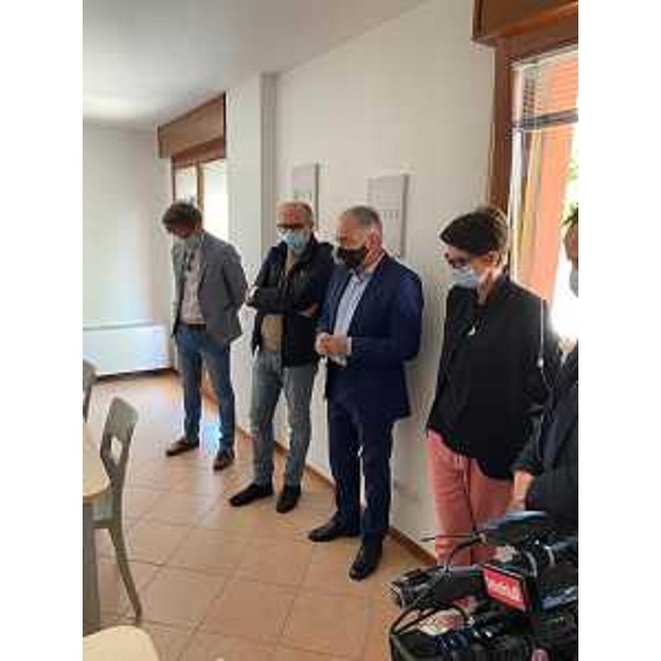 Il vicegovernatore del Friuli Venezia Giulia con delega alla Salute, Riccardo Riccardi, alla presentazione del progetto Stivi, assieme al sindaco di Tavagnacco Moreno Lirutti e agli organizzatori dell'iniziativa. - Il vicegovernatore del Friuli Venezia Giulia con delega alla Salute, Riccardo Riccardi, alla presentazione del progetto Stivi, assieme al sindaco di Tavagnacco Moreno Lirutti e agli organizzatori dell'iniziativa.