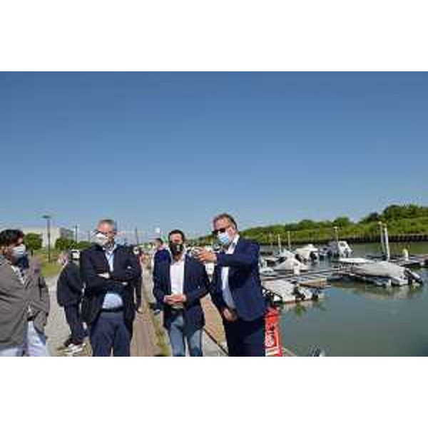 L'assessore regionale alla Difesa dell'ambiente, Fabio Scoccimarro, nel corso del sopralluogo con il sindaco di Marano Lagunare, Mauro Popesso. - L'assessore regionale alla Difesa dell'ambiente, Fabio Scoccimarro, nel corso del sopralluogo con il sindaco di Marano Lagunare, Mauro Popesso. 