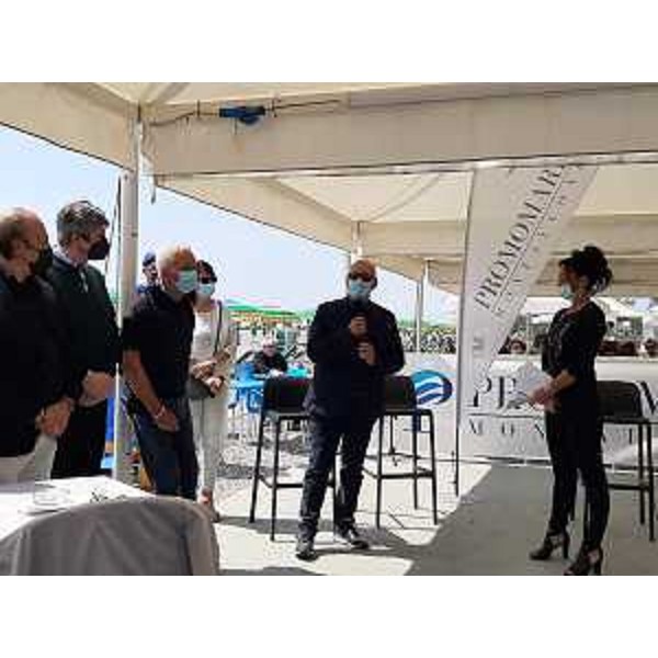 L'assessore regionale al Demanio e Patrimonio Sebastiano Callari (al microfono) alla presentazione della stagione estiva di Monfalcone e del suo litorale. A destra il sindaco Anna Maria Cisint - L'assessore regionale al Demanio e Patrimonio Sebastiano Callari (al microfono) alla presentazione della stagione estiva di Monfalcone e del suo litorale. A destra il sindaco Anna Maria Cisint