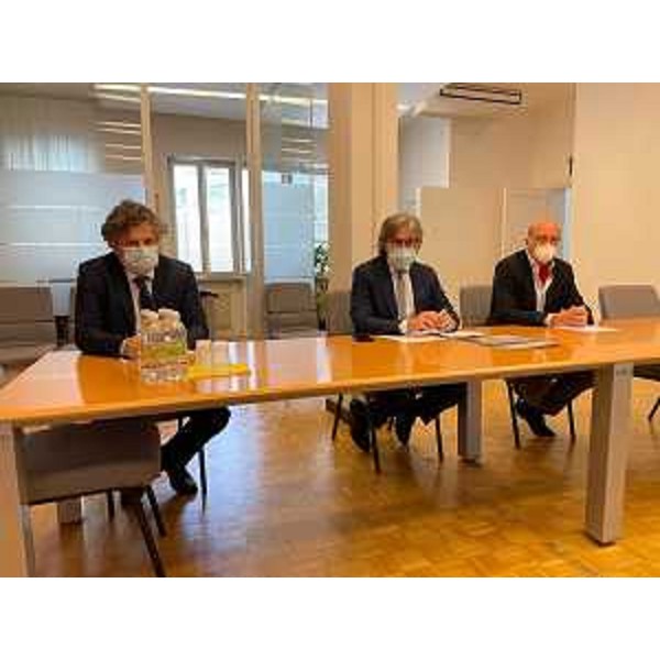 L'assessore regionale alle Attività produttive, Sergio Emidio Bini, alla presentazione del Centro servizio del Cosef con a destra il presidente, Claudio Gottardo. - L'assessore regionale alle Attività produttive, Sergio Emidio Bini, alla presentazione del Centro servizio del Cosef con a destra il presidente, Claudio Gottardo.