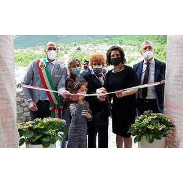 Il taglio del nastro con il presidente Piero Mauro Zanin (primo da destra) - Il taglio del nastro con il presidente Piero Mauro Zanin (primo da destra)