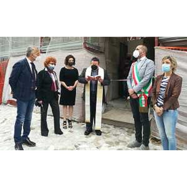 Il momento della benedizione in Castello con Piero Mauro Zanin (primo da sinistra) - Il momento della benedizione in Castello con Piero Mauro Zanin (primo da sinistra)