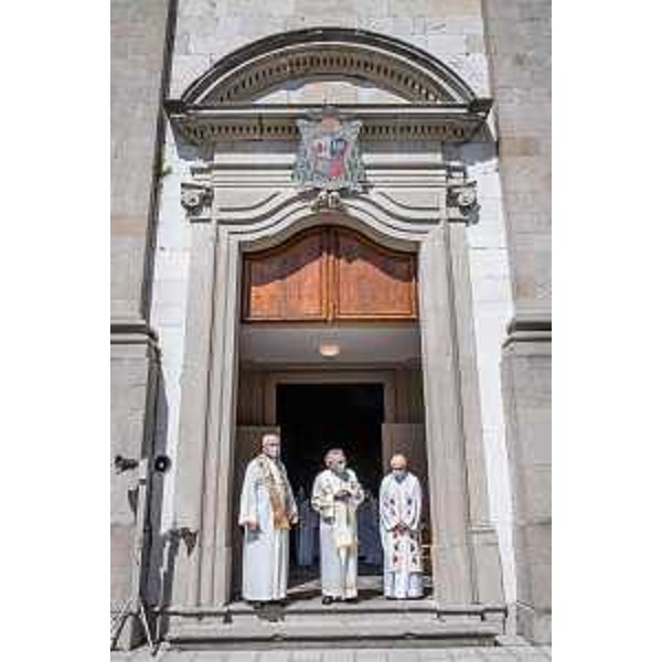 Il parroco di Artegna don Ivo Belfio e l'arciprete di Gemona mons. Valentino Costante - Il parroco di Artegna don Ivo Belfio e l'arciprete di Gemona mons. Valentino Costante 