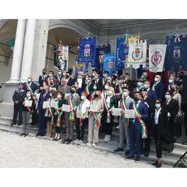 La foto di gruppo in piazza Libertà a Udine - La foto di gruppo in piazza Libertà a Udine