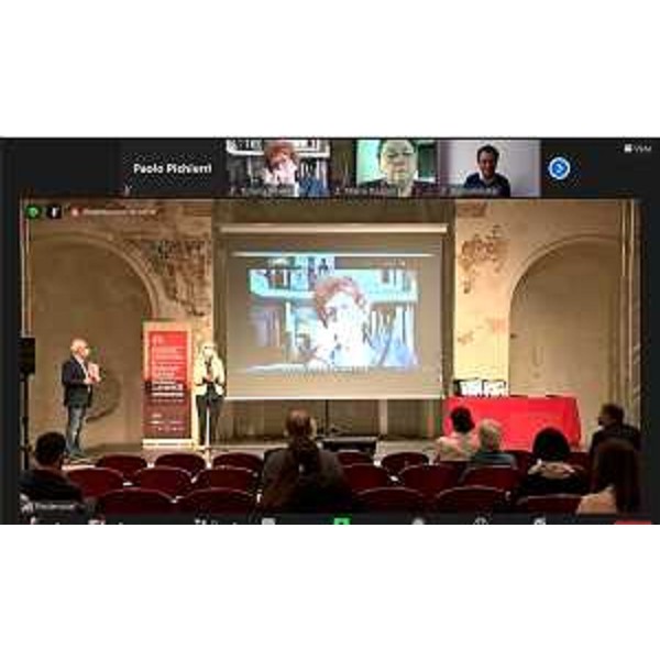 L'assessore regionale alla Cultura Tiziana Gibelli collegata all'ex convento di San Francesco a Pordenone per le premiazioni di 'Dedica 2020'. In alto a destra il protagonista, lo scrittore Hisham Matar, a sua volta in connessione da remoto - L'assessore regionale alla Cultura Tiziana Gibelli collegata all'ex convento di San Francesco a Pordenone per le premiazioni di 'Dedica 2020'. In alto a destra il protagonista, lo scrittore Hisham Matar, a sua volta in connessione da remoto