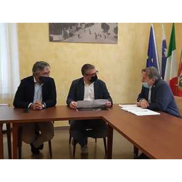 L'assessore regionale alle Autonomie locali Pierpaolo Roberti (al centro) incontra in Municipio il sindaco di Ronchi Livio Vecchiet (a destra). A sinistra nella foto il consigliere regionale Antonio Calligaris - L'assessore regionale alle Autonomie locali Pierpaolo Roberti (al centro) incontra in Municipio il sindaco di Ronchi Livio Vecchiet (a destra). A sinistra nella foto il consigliere regionale Antonio Calligaris