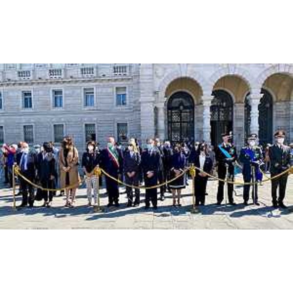 Lalzabandiera solenne in piazza dellUnità dItalia a Trieste, con la Regione rappresentata dallassessore Alessia Rosolen. - Lalzabandiera solenne in piazza dellUnità dItalia a Trieste, con la Regione rappresentata dallassessore Alessia Rosolen.