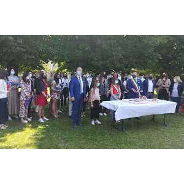 La foto di gruppo con la torta - La foto di gruppo con la torta