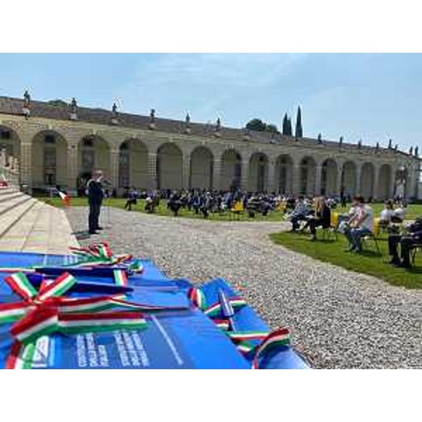 Il vicegovernatore del Friuli Venezia Giulia delegato a Salute e Protezione civile, Riccardo Riccardi, parla ai diciottenni delle Scuole superiori di Codroipo, ai quali, nella cornice di Villa Manin di Passariano, è stata consegnata una copia della Costituzione durante la cerimonia organizzata dal Comune assieme alle associazioni combattentistiche per celebrare la Festa della Repubblica. - Il vicegovernatore del Friuli Venezia Giulia delegato a Salute e Protezione civile, Riccardo Riccardi, parla ai diciottenni delle Scuole superiori di Codroipo, ai quali, nella cornice di Villa Manin di Passariano, è stata consegnata una copia della Costituzione durante la cerimonia organizzata dal Comune assieme alle associazioni combattentistiche per celebrare la Festa della Repubblica. 