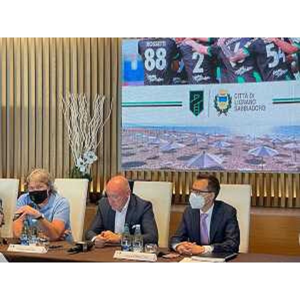 L'assessore regionale alle Attività Produttive e al Turismo, Sergio Emidio Bini, alla sigla dell'accordo tra il Comune di Lignano e il Pordenone Calcio per la stagione 2021-2022 - L'assessore regionale alle Attività Produttive e al Turismo, Sergio Emidio Bini, alla sigla dell'accordo tra il Comune di Lignano e il Pordenone Calcio per la stagione 2021-2022