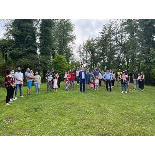 Piero Mauro Zanin, presidente del Cr Fvg, nel giardino del Mulino Braida insieme al sindaco Fabrizio Pitton e alle famiglie dei piccoli festeggiati - Piero Mauro Zanin, presidente del Cr Fvg, nel giardino del Mulino Braida insieme al sindaco Fabrizio Pitton e alle famiglie dei piccoli festeggiati