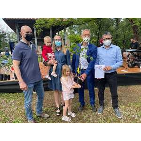Il presidente Zanin e il sindaco Pitton insieme a una delle famiglie che hanno ricevuto l'alberello - Il presidente Zanin e il sindaco Pitton insieme a una delle famiglie che hanno ricevuto l'alberello