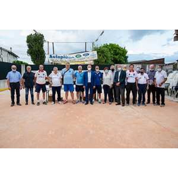 Il presidente del Cr Fvg, Piero Mauro Zanin, insieme ai protagonisti delle competizione bocciofila - Il presidente del Cr Fvg, Piero Mauro Zanin, insieme ai protagonisti delle competizione bocciofila