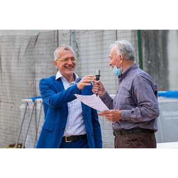 Il presidente Piero Mauro Zanin con il patron del sodalizio bocciofilo locale - Il presidente Piero Mauro Zanin con il patron del sodalizio bocciofilo locale