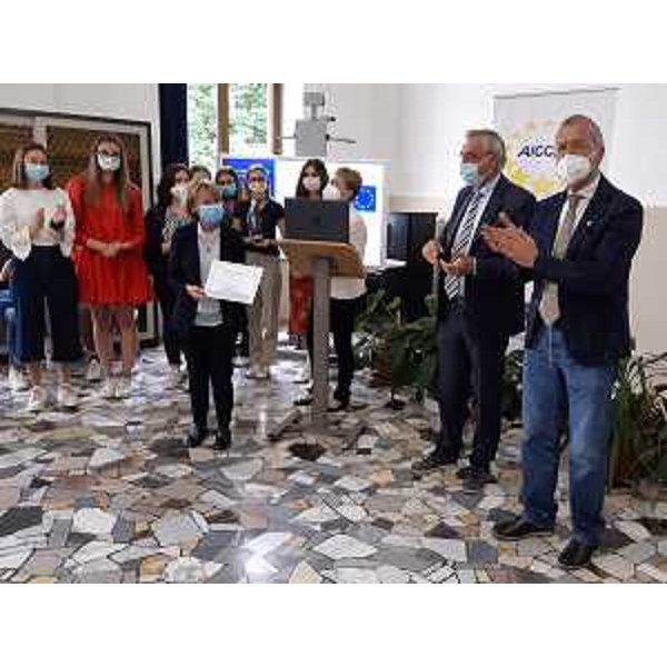 Il presidente del Cr Fvg, Piero Mauro Zanin, e le classificate del convitto Uccellis di Udine - Il presidente del Cr Fvg, Piero Mauro Zanin, e le classificate del convitto Uccellis di Udine