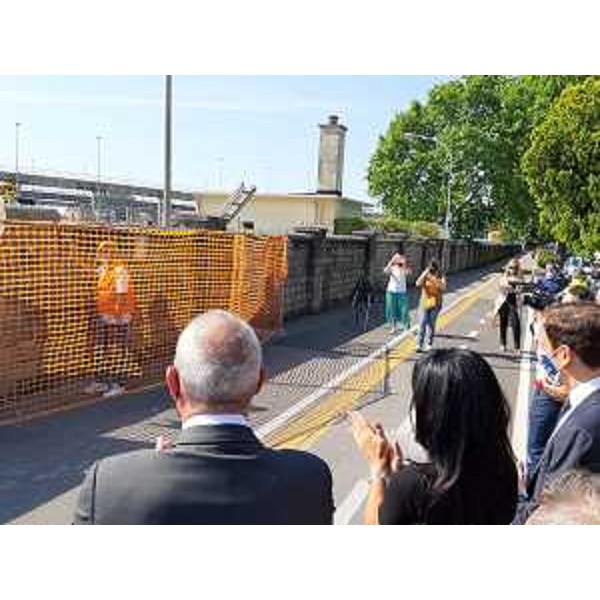 Il governatore Massimiliano Fedriga (primo a destra nella foto) assiste allo storico abbattimento del muro sul canale Valentinis di Monfalcone - Il governatore Massimiliano Fedriga (primo a destra nella foto) assiste allo storico abbattimento del muro sul canale Valentinis di Monfalcone 