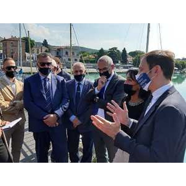 Il governatore Massimiliano Fedriga insieme alla Giunta comunale di Monfalcone guidata da Annamaria Cisint - Il governatore Massimiliano Fedriga insieme alla Giunta comunale di Monfalcone guidata da Annamaria Cisint