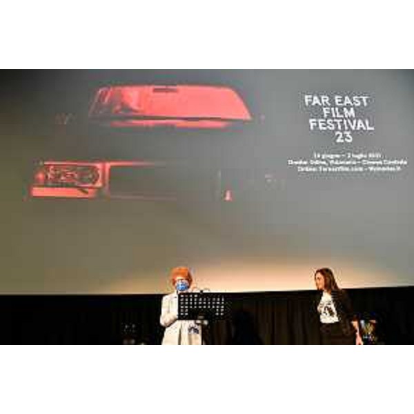 L'assessore regionale alla Cultura, Tiziana Gibelli, con Sabrina Baraccetti alla presentazione del Far East Film Festival - Udine, 9 giugno - L'assessore regionale alla Cultura, Tiziana Gibelli, con Sabrina Baraccetti alla presentazione del Far East Film Festival - Udine, 9 giugno 