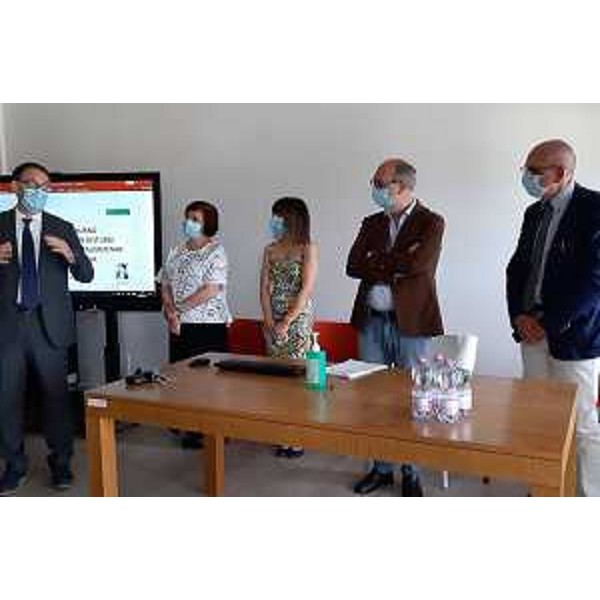 Una fase della presentazione del centro disturbi alimentari a Pordenone. Da sinistra: Joseph Polimeni (direttore generale Asfo), Roberta Ruffilli (direttore Neuropsichiatria infantile), Monica Corsaro (responsabile centro salute mentale), il vicegovernatore della Regione Riccardo Riccardi e Roberto Lezzi (direttore Centro di salute mentale). - Una fase della presentazione del centro disturbi alimentari a Pordenone. Da sinistra: Joseph Polimeni (direttore generale Asfo), Roberta Ruffilli (direttore Neuropsichiatria infantile), Monica Corsaro (responsabile centro salute mentale), il vicegovernatore della Regione Riccardo Riccardi e Roberto Lezzi (direttore Centro di salute mentale).