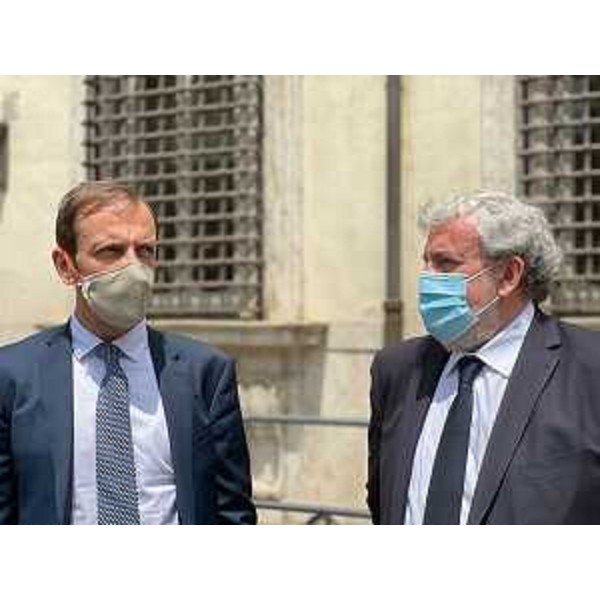 Il Presidente della Conferenza delle Regioni e delle Province autonome Massimiliano Fedriga con il vicepresidente Michele Emiliano all'ingresso di Palazzo Chigi - Il Presidente della Conferenza delle Regioni e delle Province autonome Massimiliano Fedriga con il vicepresidente Michele Emiliano all'ingresso di Palazzo Chigi