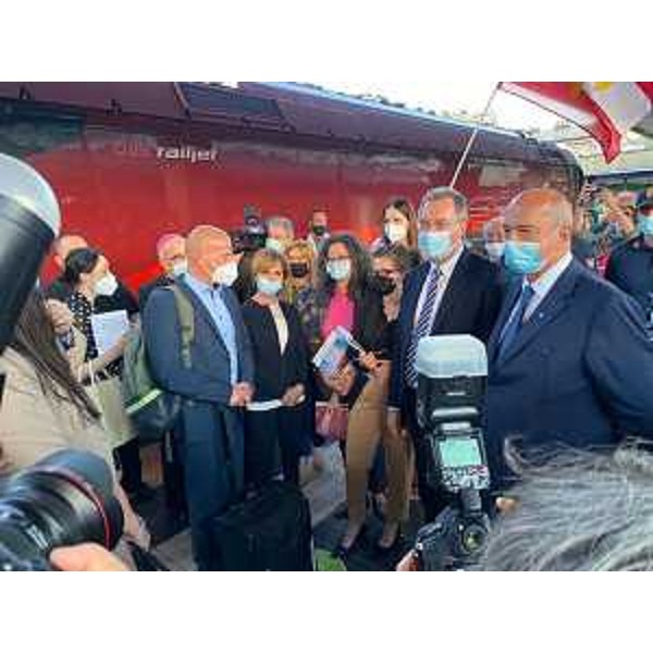 Lassessore regionale alle infrastrutture e territorio, Graziano Pizzimenti, allinaugurazione del collegamento ferroviario giornaliero gestito da Öbb che collega Trieste, Vienna e Lubiana con soste a Graz e Maribor. - Lassessore regionale alle infrastrutture e territorio, Graziano Pizzimenti, allinaugurazione del collegamento ferroviario giornaliero gestito da Öbb che collega Trieste, Vienna e Lubiana con soste a Graz e Maribor.