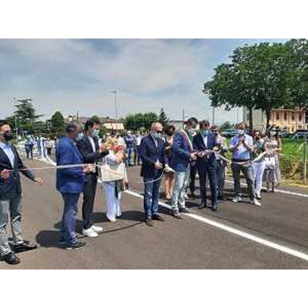 Il vicegovernatore Riccardo Riccardi assieme alle altre autorità al momento del taglio del nastro - Il vicegovernatore Riccardo Riccardi assieme alle altre autorità al momento del taglio del nastro