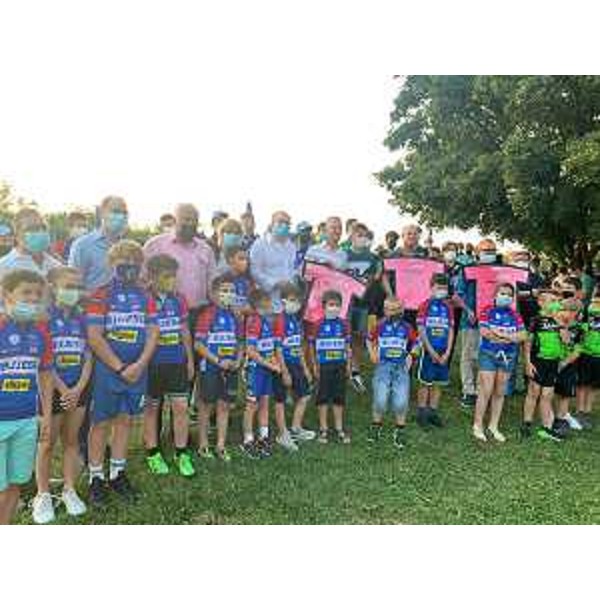 Una fase della cerimonia alla presenza degli atleti della ciclistica Buiese - Una fase della cerimonia alla presenza degli atleti della ciclistica Buiese