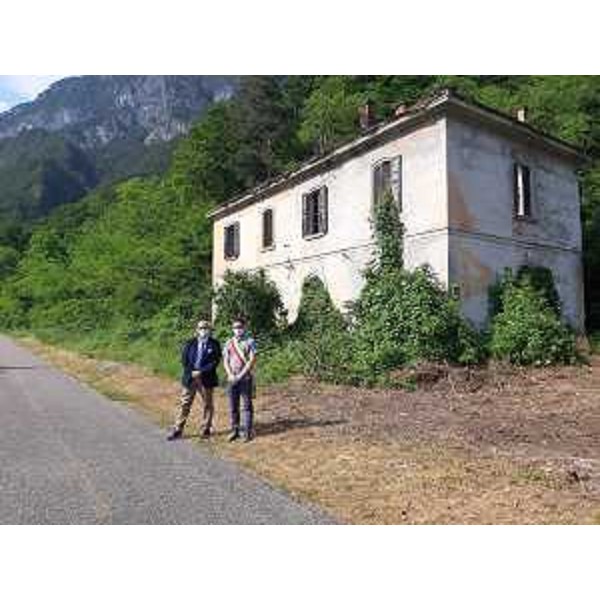 L'assessore regionale al Demanio, Sebastiano Callari, con il sindaco di Dogna, Simone Peruzzi, davanti alla vecchia stazione ferroviaria ceduta al Comune. - L'assessore regionale al Demanio, Sebastiano Callari, con il sindaco di Dogna, Simone Peruzzi, davanti alla vecchia stazione ferroviaria ceduta al Comune.