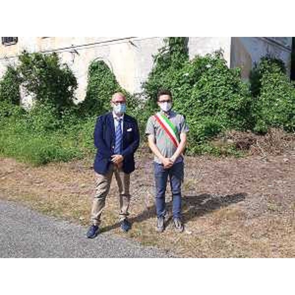 L'assessore regionale al Demanio, Sebastiano Callari, con il sindaco di Dogna, Simone Peruzzi, davanti alla vecchia stazione ferroviaria ceduta al Comune. - L'assessore regionale al Demanio, Sebastiano Callari, con il sindaco di Dogna, Simone Peruzzi, davanti alla vecchia stazione ferroviaria ceduta al Comune.