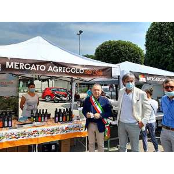 L'assessore regionale alle Attività produttive e turismo, Sergio Emidio Bini, all'inaugurazione del mercato agricolo dello Stella, con il sindaco di Palazzolo dello Stella, Franco D'Altilia - L'assessore regionale alle Attività produttive e turismo, Sergio Emidio Bini, all'inaugurazione del mercato agricolo dello Stella, con il sindaco di Palazzolo dello Stella, Franco D'Altilia