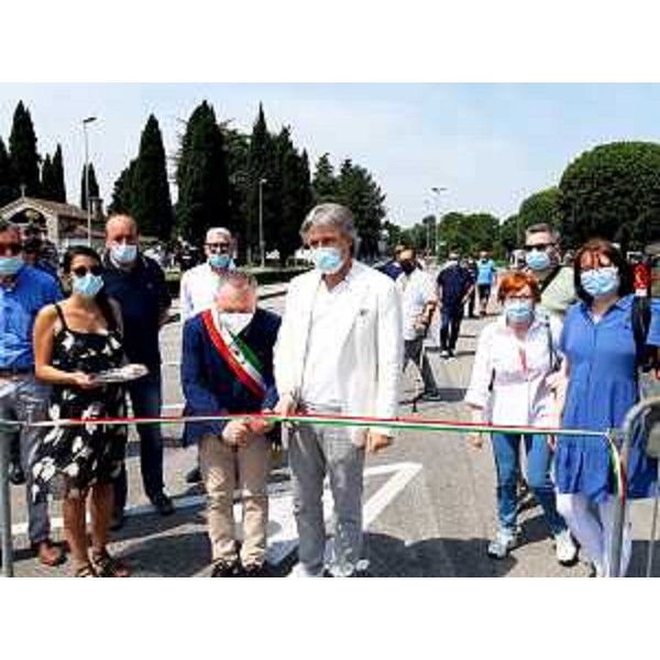 L'assessore regionale alle Attività produttive e turismo, Sergio Emidio Bini, all'inaugurazione del mercato agricolo dello Stella, con il sindaco di Palazzolo dello Stella, Franco D'Altilia - L'assessore regionale alle Attività produttive e turismo, Sergio Emidio Bini, all'inaugurazione del mercato agricolo dello Stella, con il sindaco di Palazzolo dello Stella, Franco D'Altilia