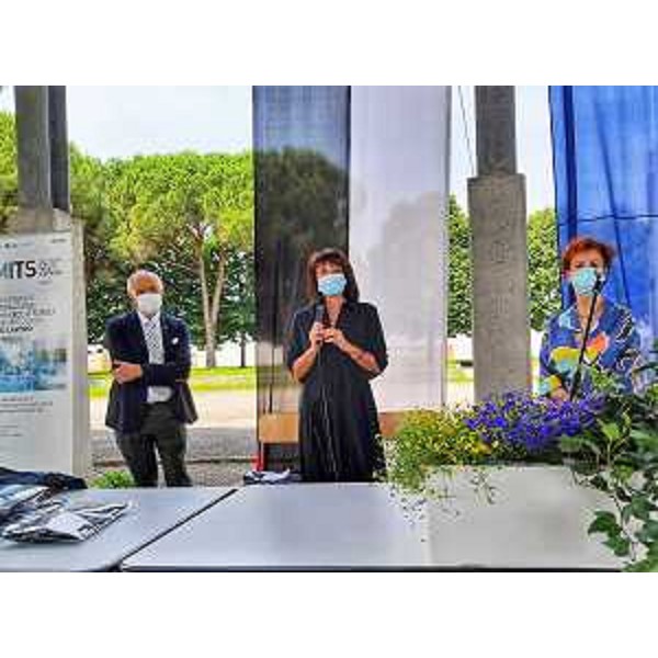 L'assessore regionale allIstruzione, Università e Lavoro, Alessia Rosolen, alla consegna dei diplomi di Tecnici superiori per lautomazione e i sistemi meccatronici del biennio 2017/2019, con il presidente della Fondazione Mits, Gianpietro Benedetti - L'assessore regionale allIstruzione, Università e Lavoro, Alessia Rosolen, alla consegna dei diplomi di Tecnici superiori per lautomazione e i sistemi meccatronici del biennio 2017/2019, con il presidente della Fondazione Mits, Gianpietro Benedetti