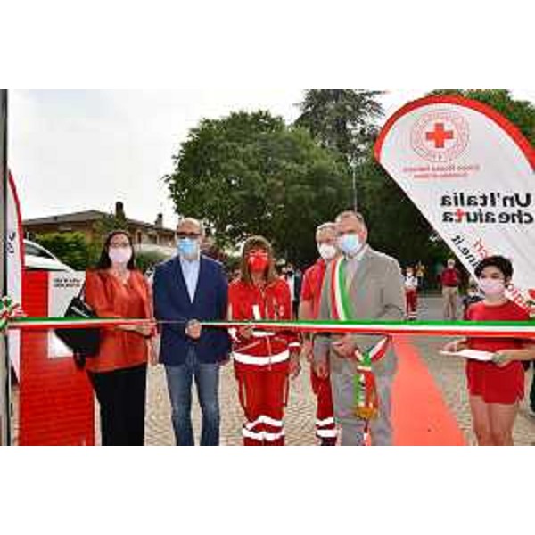 Il vicegovernatore del Fvg Riccardo Riccardi taglia il nastro della nuova sede della Croce Rossa Italiana a Tarcento con le presidenti regionale e del Comitato provinciale di Udine, Milena Maria Cisilino e Cristina Ceruti, e il sindaco Mauro Steccati - Il vicegovernatore del Fvg Riccardo Riccardi taglia il nastro della nuova sede della Croce Rossa Italiana a Tarcento con le presidenti regionale e del Comitato provinciale di Udine, Milena Maria Cisilino e Cristina Ceruti, e il sindaco Mauro Steccati