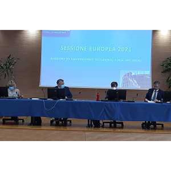 Diego Bernardis, presidente della V Commissione,al tavolo con gli europarlamentari Elena Lizzi e Marco Dreosto - Diego Bernardis, presidente della V Commissione,al tavolo con gli europarlamentari Elena Lizzi e Marco Dreosto