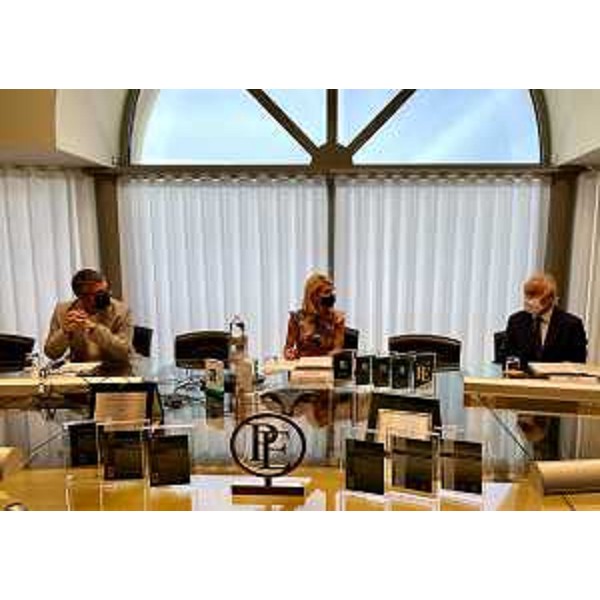 Lassessore regionale alle Autonomie locali, Pierpaolo Roberti, la presidente di Friulia Federica Seganti e il presidente di Sinloc Gianfranco Favaro durante la firma dell'accordo di collaborazione siglato tra Friulia e Sinloc. - Lassessore regionale alle Autonomie locali, Pierpaolo Roberti, la presidente di Friulia Federica Seganti e il presidente di Sinloc Gianfranco Favaro durante la firma dell'accordo di collaborazione siglato tra Friulia e Sinloc.