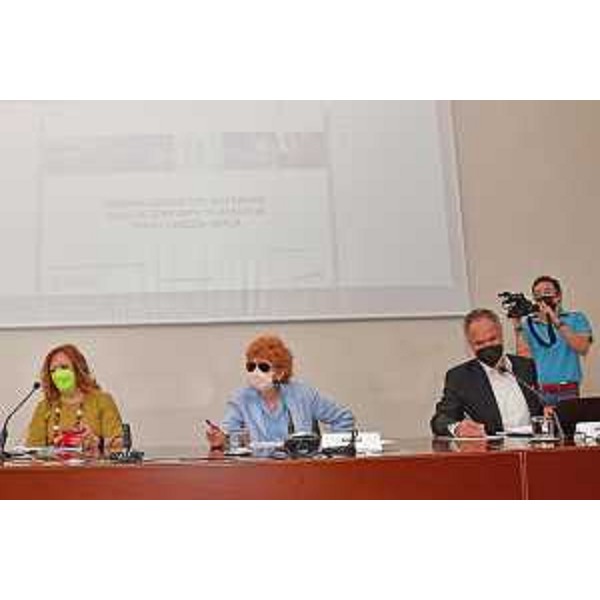 L'assessore regionale alla Cultura Tiziana Gibelli (al centro della foto) nella conferenza stampa a Trieste in Sala Predonzani in cui è stato illustrato il software di valutazione dell'impatto degli eventi culturali in Friuli Venezia Giulia - L'assessore regionale alla Cultura Tiziana Gibelli (al centro della foto) nella conferenza stampa a Trieste in Sala Predonzani in cui è stato illustrato il software di valutazione dell'impatto degli eventi culturali in Friuli Venezia Giulia