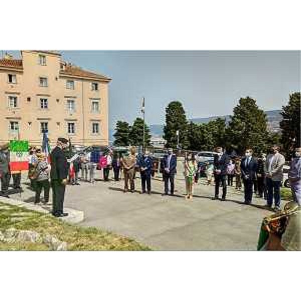 Il vicepresidente Francesco Russo alla deposizione di una corona d'alloro al cippo del colle di San Giusto, a Trieste - Il vicepresidente Francesco Russo alla deposizione di una corona d'alloro al cippo del colle di San Giusto, a Trieste