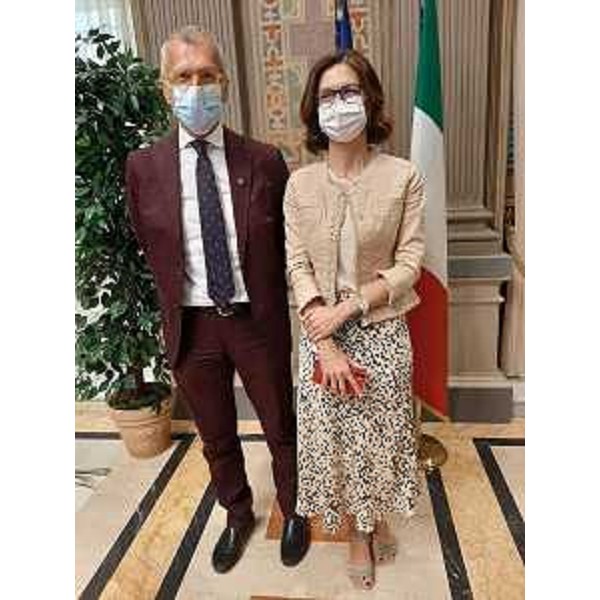 Il presidente del Cr Fvg e vicepresidente della Conferenza dei Cr, Piero Mauro Zanin, con la ministra Maria Stella Gelmini - Il presidente del Cr Fvg e vicepresidente della Conferenza dei Cr, Piero Mauro Zanin, con la ministra Maria Stella Gelmini