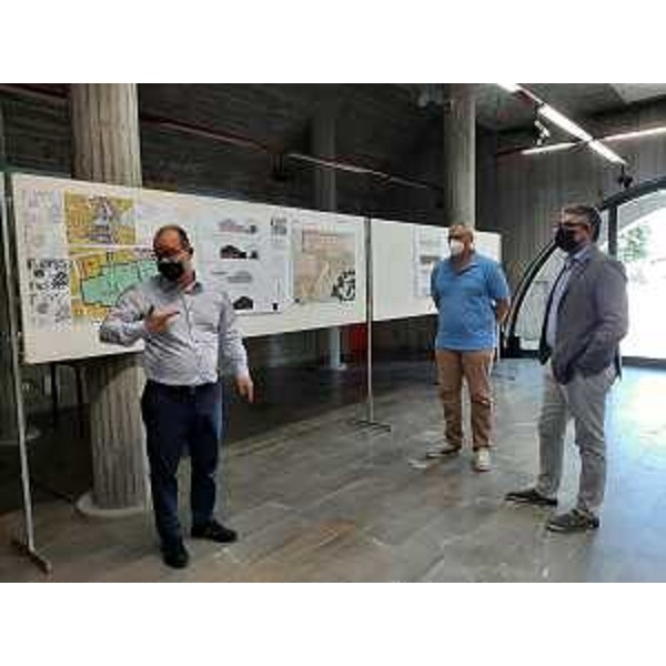 L'assessore regionale alle Autonomie locali Pierpaolo Roberti (primo a destra nella foto) a Rivignano Teor con il sindaco Mario Anzil (primo a sinistro) durante il soprolluogo sul progetto Agorà - L'assessore regionale alle Autonomie locali Pierpaolo Roberti (primo a destra nella foto) a Rivignano Teor con il sindaco Mario Anzil (primo a sinistro) durante il soprolluogo sul progetto Agorà