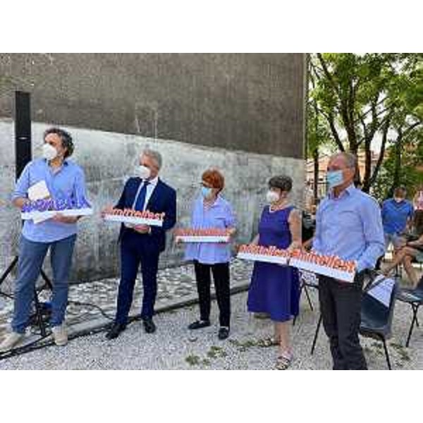 L'assessore Gibelli con il sindaco Bernardi, il presidente e il direttore di Mittelfest Corciulo e Pedini e il presidente della Fondazione Friuli Morandini - L'assessore Gibelli con il sindaco Bernardi, il presidente e il direttore di Mittelfest Corciulo e Pedini e il presidente della Fondazione Friuli Morandini