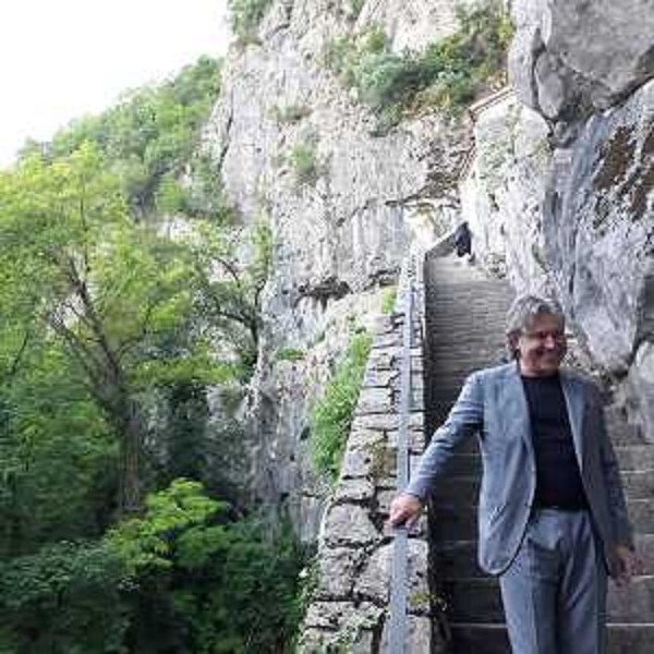L'ssessore regionale al Turismo Sergio Emidio Bini all'esterno della chiesa-grotta di San Giovanni d'Antro - L'ssessore regionale al Turismo Sergio Emidio Bini all'esterno della chiesa-grotta di San Giovanni d'Antro